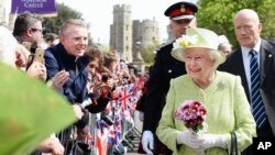 Nữ hoàng Elizabeth II gặp những người cầu chúc gần lâu đài Windsor trong dịp kỷ niệm sinh nhật lần thứ 90 ở Berkshire, Anh quốc, thứ Năm ngày 21 tháng 4 năm 2016.