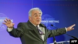 Tổng Giám đốc IMF Dominique Strauss-Kahn đã cảnh báo rằng khủng hoảng kinh tế chưa chấm dứt và các giới chức không nên lơ là