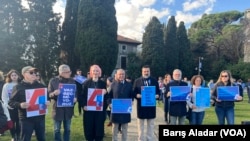 Boğaziçi Üniversitesi’nde toplanan akademisyenlere mezunlar derneği üyeleri de ellerinde pankartlarla protestoya katıldı