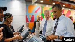 Tổng thống Obama và Phó Tổng thống Joe Biden mua thức ăn trưa tại một cửa hiệu bán bánh mì gần Tòa Bạch Ốc, 4/10/13