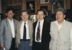 Anh Lê Ngộ Châu trong chuyến thăm bạn hữu ở California (1994), từ trái, Dohamide / Đỗ Hải Minh (cây bút chuyên khảo về văn minh Champa trên Bách Khoa ngày nào), Lê Ngộ Châu, Ngô Thế Vinh, Võ Phiến. [tư liệu Ngô Thế Vinh]