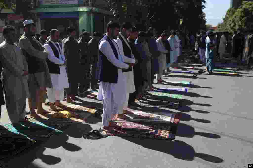 افغانستان کے دارالحکومت کابل میں نماز عید کے خصوصی اجتماعات منعقد کیے گئے۔ عید کے موقع پر طالبان اور افغان حکومت کے درمیان تین روز کے لیے جنگ بندی کا اعلان کیا گیا ہے۔