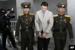 Otto Warmbier, sinh viên đại học Virginia, bị Triều Tiên kết án 15 tù vì đánh cắp một áp phích tuyên truyền ở một khách sạn ở Bình Nhưỡng.