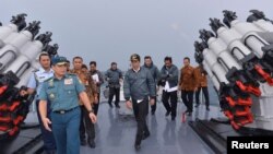 Tổng thống Indonesia Joko Widodo (giữa) đi trên boong tàu Hải quân Indonesia KRI Imam Bonjol cùng một số thành viên trong nội các của ông, ở Natuna, Indonesia, 23/6/2016. 