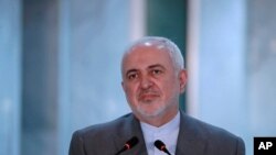 Ngoại trưởng Iran Mohammad Javad Zarif tại một họp báo khi thăm Baghdad, Iraq, 19/7/2020. (AP Photo/Hadi Mizban)