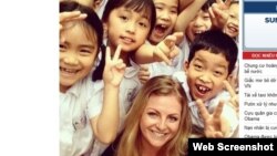 Stephanie dạy tiếng Anh cho các em nhỏ Việt Nam. Ảnh chụp màn hình trang web vietnamnet.vn