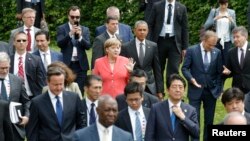 Tổng thống Mỹ Barack Obama, Thủ tướng Đức Angela Merkel và thành viên khác của khối G7 chụp hình lưu niệm tại lâu đài Elmau ở Kruen, ngày 8/6/2015.