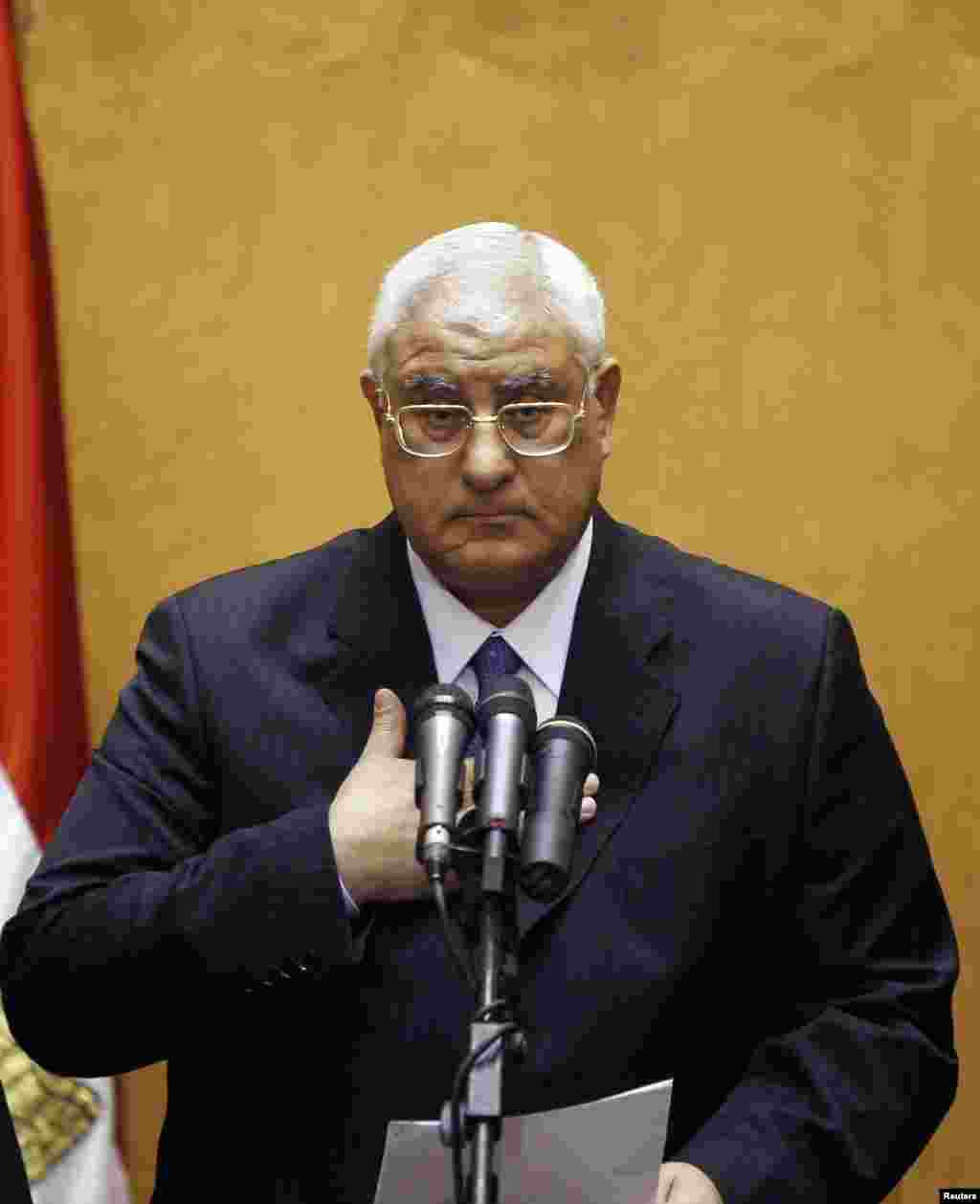 Ông Adly Mansour tại lễ tuyên thệ nhậm chức Tổng thống&nbsp; Lâm thời tại Cairo 4-7-2013.