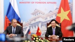 Bộ trưởng Ngoại giao Việt Nam Phạm Bình Minh (phải) và người đồng cấp của Nga Sergey Lavrov trong một buổi họp báo tại Hà Nội hôm 23/3. Việt Nam mong muốn Nga tiếp tục đóng vai trò tích cực trong việc gìn giữ an ninh khu vực, theo lời ngoại trưởng Việt Nam.