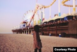 Chờ mặt trời mọc ở Santa Monica Pier, California