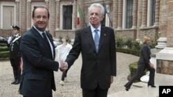 Tổng thống Pháp Francois Hollande (trái) và Thủ tướng Ý Mario Monti 