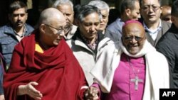 Đức Đạt Lai Lạt Ma (trái) và Đức Tổng giám mục Desmond Tutu sau khi viếng thăm 1 ngôi chùa Tây Tạng ở Dharamsala, 10/2/2012