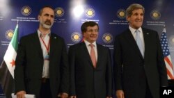 Ngoại trưởng Mỹ John Kerry, Bộ trưởng Ngoại giao Thổ Nhĩ Kỳ Ahmet Davutoglu (giữa), và lãnh đạo phe đối lập Syria Moaz al-Khatib tại Istanbul, Thổ Nhĩ Kỳ, ngày 21/4/2013.