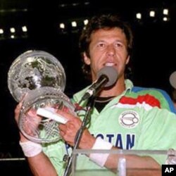 عمران خان 1992 کے ورلڈ کپ تھامے ہوئے