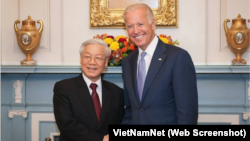 Tổng bí thư Nguyễn Phú Trọng gặp ông Joe Biden, khi còn là phó tổng thống Mỹ, tại Washington hồi tháng 7/2015. Ông Trọng, giờ đây kiêm nhiệm chủ tịch nước, và Thủ tướng Nguyễn Xuân Phúc, đã gửi lời chúc mừng tới ông Biden, người vừa đắc cử tổng thống Mỹ.