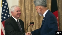 Bộ trưởng Quốc phòng Hoa Kỳ Robert Gates (phải) gặp Tổng thống Afghanistan Hamid Karzai