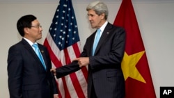 Ngoại trưởng Mỹ John Kerry và Ngoại trưởng Việt Nam Phạm Bình Minh.