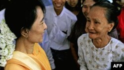 Bà Aung San Suu Kyi được dân chúng chào đón khi đến cổ thành Bagan, ngày 5/7/2011