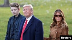 Tổng thống Donald Trump, Đệ nhất Phu nhân Melania Trump, và con trai Barron.