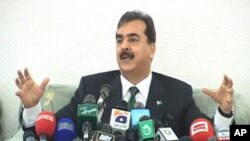 وزیراعظم یوسف رضا گیلانی نیوز کانفرنس سے خطاب کرتے ہوئے