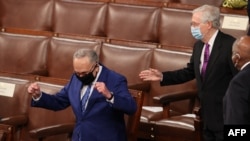 Cả lãnh đạo Dân chủ Chuck Schumer và lãnh đạo Cộng hòa Mitch McConnell đều ủng hộ dự luật kiểm soát súng đạn này