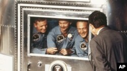 Tổng thống Richard Nixon chào đón các phi hành gia trở về. Từ trái: Neil Armstrong, Michael Collins và Edwin "Buzz" Aldrin.