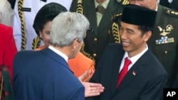 Lễ nhậm chức của Tổng thống Indonesia Joko Widodo diễn ra với sự tham dự của các vị nguyên thủ quốc gia đến từ Australia, Singapore, Malaysia, và Ngoại trưởng Hoa Kỳ John Kerry (trái).