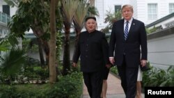 Chủ tịch Kim Jong Un và ông Trump đi dạo chớp nhoáng hôm 28/2. 