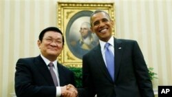 Tổng thống Barack Obama và Chủ tịch nước Trương Tấn Sang của Việt Nam trong cuộc họp tại Phòng Bầu dục ở Tòa Bạch Ốc, ngày 25/7/2013. 