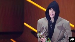 Justin Bieber aksepte pri pou Atis Ane a nan seremoni remiz pri MTV pou Videyo Mizikal yo (VMAs) nan Nouyok, Dimanch 12 Sept. 2021. 