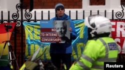 Người ủng hộ ông Julian Assange bên ngoài tòa đại sứ Ecuador ở London vào tháng 4/2019.