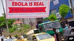 Biểu ngữ cảnh báo: 'Ebola là có thật, hãy bảo vệ mình và gia đình' tại Monrovia, Liberia.