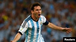 Nhiều người nhắc lại chuyện Messi đã rời Argentina để sang Tây Ban Nha năm 13 tuổi, sau khi được một chuyên gia của Barcelona tuyển chọn.