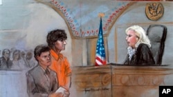 Nghi can Dzhokhar Tsarnaev đứng với luật sư biện hộ Judy Clarke tại tòa án liên bang ở Boston, ngày 10/7/2013.