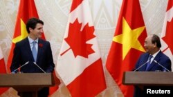 Thủ tướng Canada Justin Trudeau (trái) gặp Thủ tướng Nguyễn Xuân Phúc trong dịp đến Việt Nam tham dự hội nghị APEC. Trong dịp này, ông Trudeau đã không xuất hiện trong một cuộc họp mang tính quyết định về TPP.