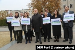 DEM Parti milletvekilleri bu sabah İçişleri Bakanlığı önüne giderek kayyum uygulamasını protesto etti.