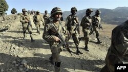 Binh sĩ Pakistan tuần tra tại thị trấn Ladha trong vùng Nam Waziristan đầy bất ổn dọc biên giới Afghanistan