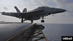 Chiến đấu cơ Super Hornet AF / A-18F của Mỹ chuẩn bị cất cánh từ boong tàu sân bay USS George Washington trong cuộc diễn tập hải quân thường niên trong khu vực châu Á-Thái Bình Dương.