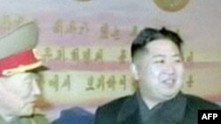 Nhà lãnh đạo mới của Bắc Triều Tiên Kim Jong Un (phải)