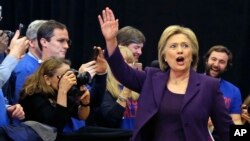 Cựu Ngoại trưởng Hillary Clinton vẫy chào người ủng hộ tại Iowa, ngày 2/2/2016.