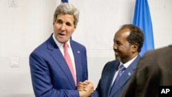 Ngoại trưởng Mỹ John Kerry và Tổng thống Somalia Hassan Sheikh Mohamud tại phi trường ở Mogadishu, ngày 5/5/2015.