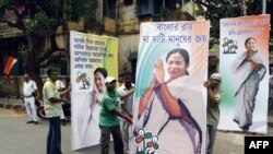 Các ủng hộ viên đảng Quốc Ðại Trinamool dựng các bức ảnh của bà Mamata Banerjee, nhà lãnh đạo đảng này