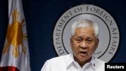 Ngoại trưởng Philippines Albert del Rosario.