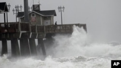 Những cơn sóng lớn đập vào cầu tàu ở thị trấn Nags Head, tiểu bang North Carolina 