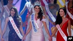 Hoa hậu Thế giới Rolene Strauss (giữa) cũng với Á hậu hạng nhì Edina Kulcsar (trái) và Á hậu hạng 3 Elizabeth Safrit 