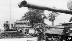 Thủy quân lục chiến Hoa Kỳ được xe tăng M48 Patton yểm trợ trong vụ Tổng công kích Tết Mậu thân ở Huế (1968)