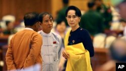 Bà Aung San Suu Kyi có thể sẽ không đạt được thỏa thuận với giới quân đội để loại bỏ điều khoản hiến pháp cấm người kết hôn với người nước ngoài hoặc có con là người nước ngoài giữ chức tổng thống.