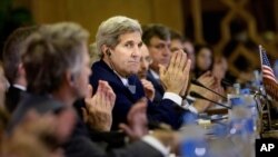 Ngoại trưởng Hoa Kỳ John Kerry trong cuộc đối thoại chiến lược Mỹ-Ai Cập tại Bộ Ngoại giao ở Cairo.