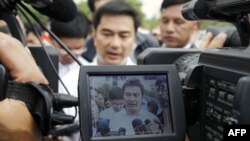 Thủ tướng Thái Abhisit Vejjajiva nói chuyện với các nhà báo sau khi đi thăm những người Thái bỏ nhà đi lánh nạn vì các cuộc giao tranh