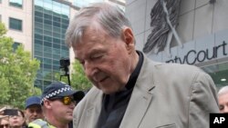 Hông Y George Pell rời tòa án ở Melbourne, Australia, 26 tháng Hai, 2019.